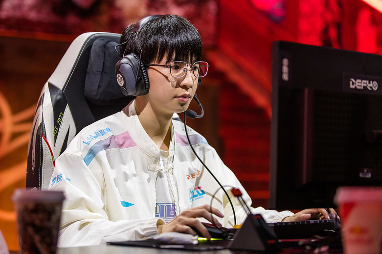 开云体育官网-SHR轻取FNC，Ruler关键团战开团秒人强强对话小组赛，引爆全场热议