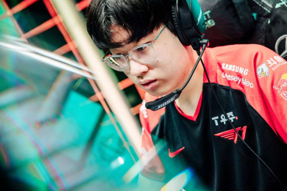 EG轻取KT,Caps线上压制力十足强强对话八强赛,让粉丝疯狂欢呼 EG轻取KT,Caps线上压制力十足强强对话八强赛,让粉丝疯狂欢呼