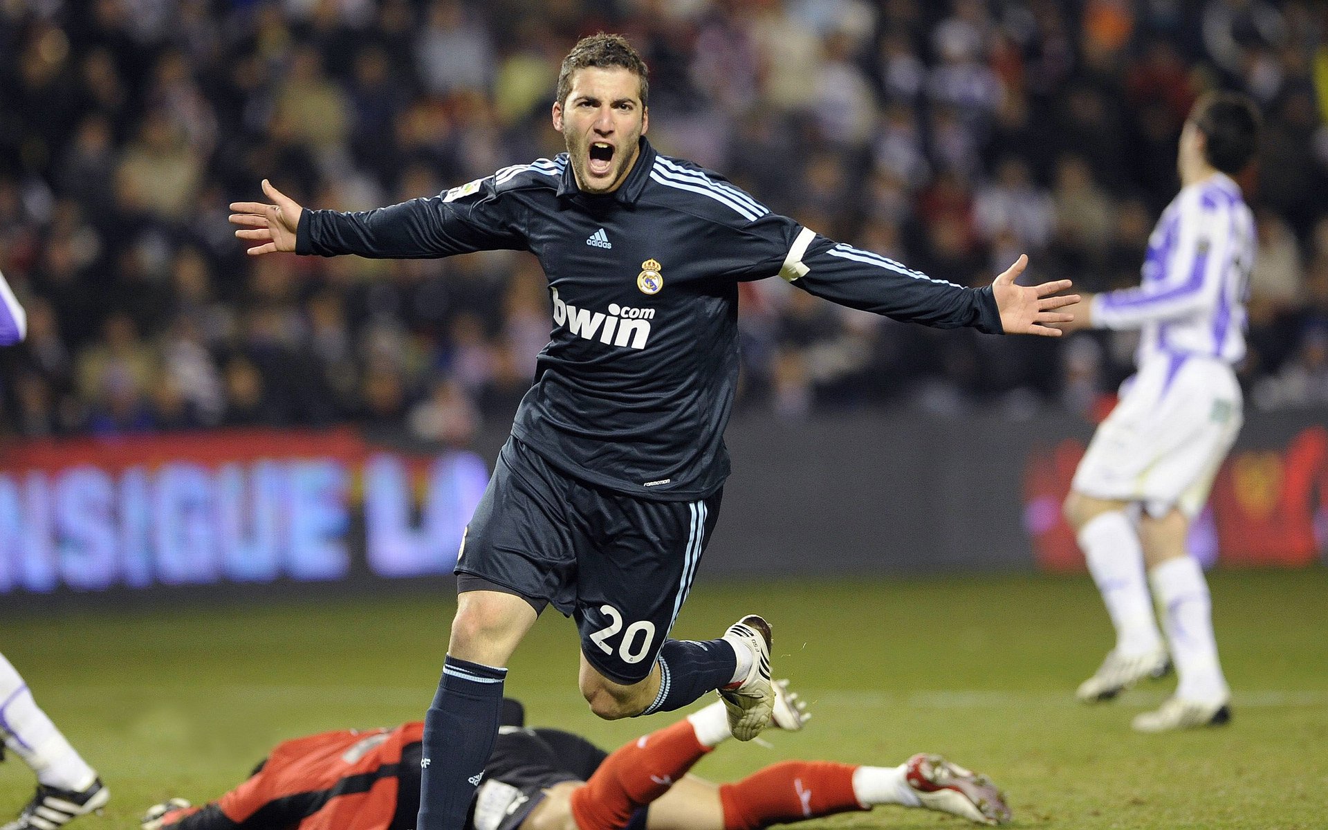 墨西哥稳稳拿下马里，祭坛上起舞的足球神灵，卡马文加在年度焦点之战接管比赛