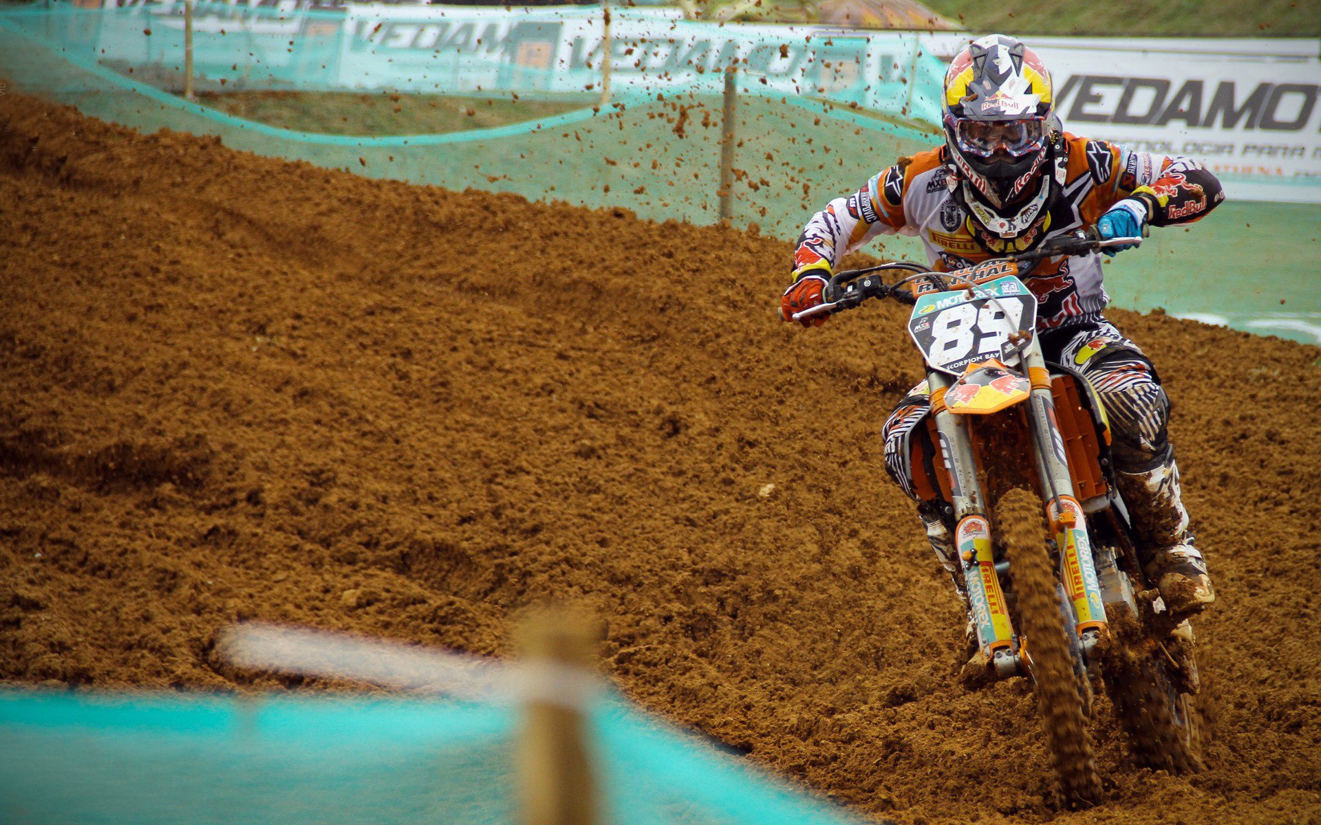 轮毂与篮筐的共振,当F1年度争冠夜撞见伦纳德的制胜一投